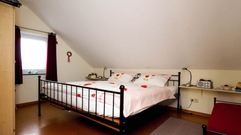 Blick in das Schlafzimmer der Ferienwohnung Zum Rosengarten